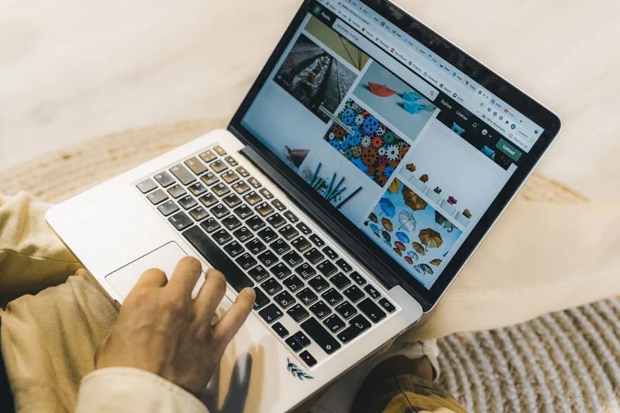 Dizüstü bilgisayar ekranında açık bir web yönetim arayüzü