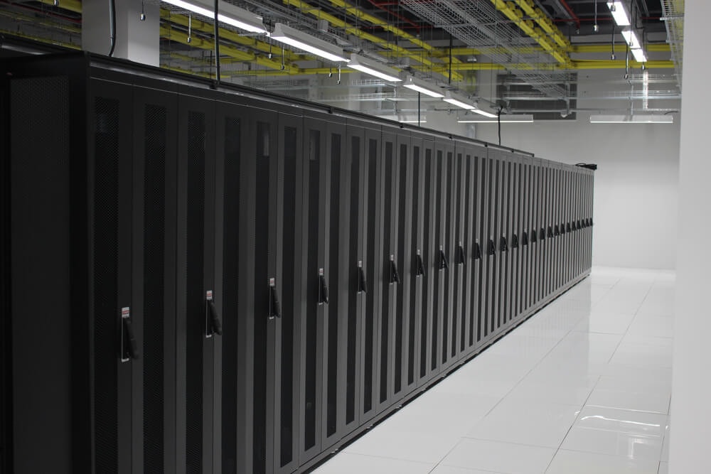 DataCasa İstanbul Başakşehir Tier III veri merkezi — Tier III sunucu salonu