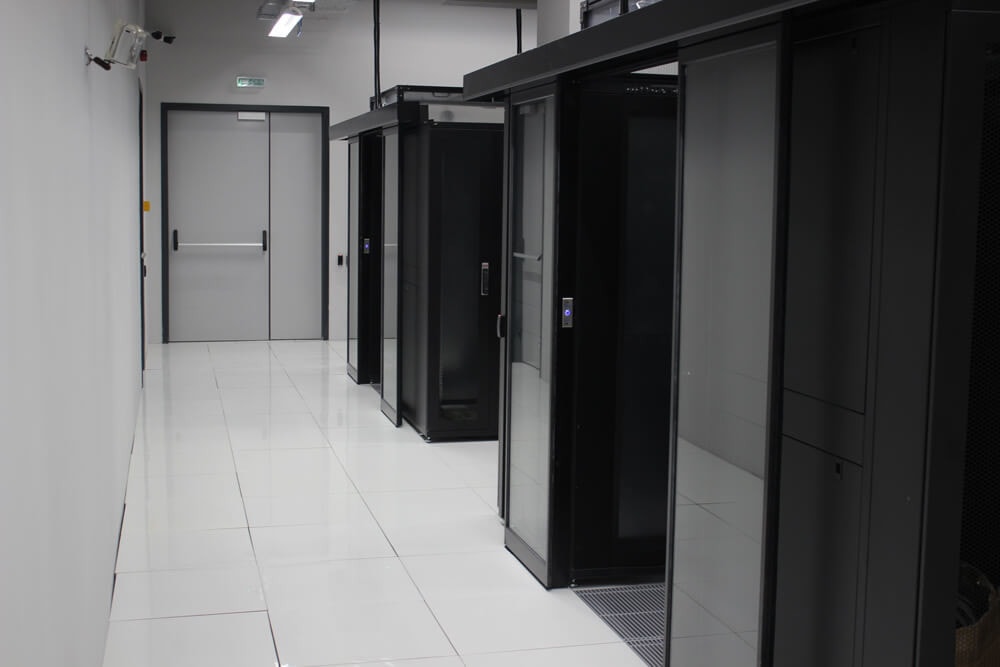 DataCasa İstanbul Başakşehir Tier III veri merkezi — Sunucu koridoru ve acil çıkış
