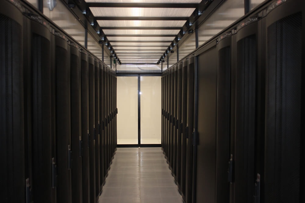 DataCasa İstanbul Başakşehir Tier III veri merkezi — Kapalı (containment) soğuk koridor