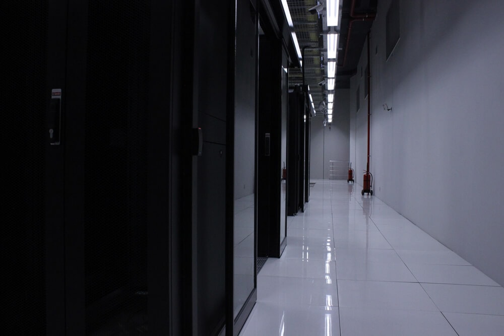 DataCasa İstanbul Başakşehir Tier III veri merkezi — Sunucu koridoru ve yangın söndürücüler