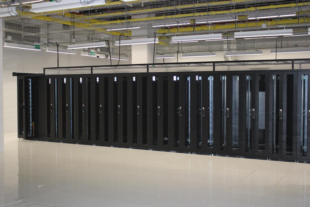 İstanbul Tier III sertifikalı DataCasa veri merkezi sunucu kabin sıraları
