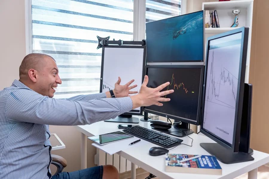 Çoklu monitörde forex grafik ekranları