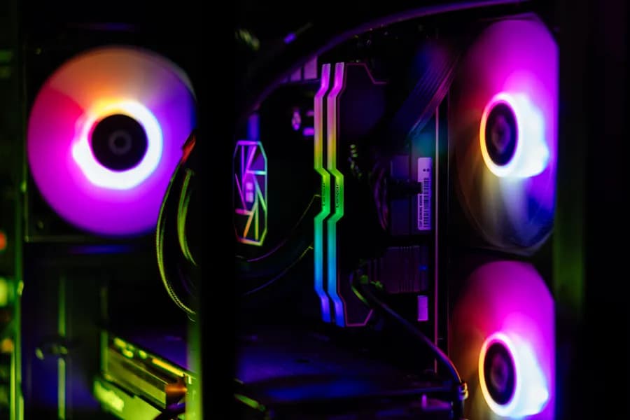 RGB aydınlatmalı oyun bilgisayarı ve ekran kartı
