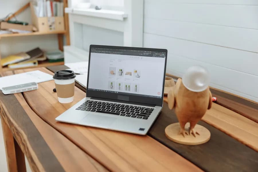 Ahşap masada kurumsal web sitesi açık dizüstü bilgisayar