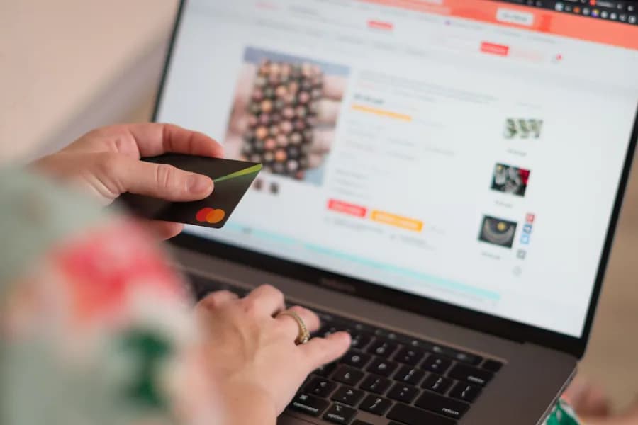 Dizüstü bilgisayarda kredi kartıyla online alışveriş