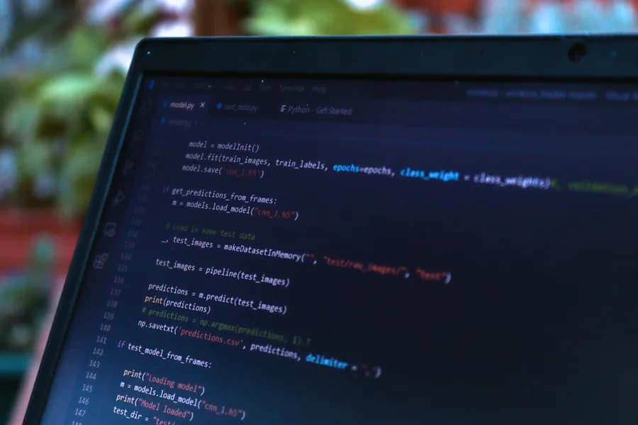 Monitörde Python makine öğrenmesi kodu